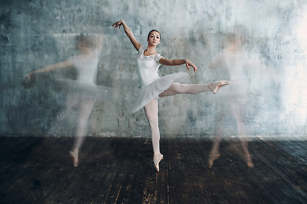 포토 JPG 해외이미지 전신 여자 포즈 실내 한명 성인 앞모습 뷰티 춤 우아함 발레 발레리나 발레복 다리들기 잔상 성인여자한명만 해외포토 1 옷 뷰포인트 컨셉 모션 문화예술 사람 내부 여자한명만 성인여자만 파일형식 이미지허브