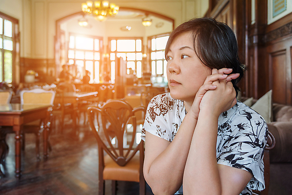 포토 JPG 해외이미지 모델 라이프스타일 손 응시 드레스 여자 행복 아시아 얼굴 커피 40대 태국 아침 실내 한명 사람 앉기 동양인 인종 유행 귀여움 상점 검은색 중국 카페 기쁨 수확 흰색 잡기 비즈니스우먼 기다림 손목시계 피부 턱 멍청이 힙스터 해외포토 주간 1 시선 옷 패션 감정 나라 음료 시계 컬러 중년 컨셉 농업 비즈니스 장신구 모션 내부 생활 신체부위 직장인 파일형식 이미지허브