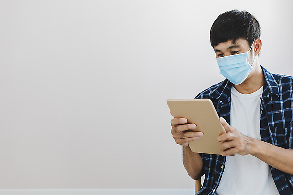 포토 JPG 해외이미지 백인 라이프스타일 응시 남자 행복 인터넷 비즈니스 통신 모바일 주택 실내 한명 사람 동양인 성인 스마트폰 쇼핑 사무실 알약 상점 잡기 업무 작업 비즈니스맨 자신감 구매 가격 상업 결제 온라인 전자상거래 마케팅 터치스크린 해외포토 서양인 1 시선 감정 모션 인종 내부 건물 생활 핸드폰 스마트기기 약 직장인 파일형식 이미지허브