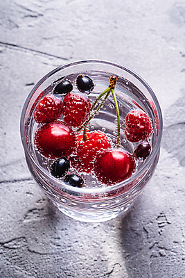 포토 JPG 해외이미지 잔 사람없음 하이앵글 투명 탄산음료 산딸기 베리 콘크리트 탄산수 해외포토 식기 음료 뷰포인트 과일 물 탄산 파일형식 이미지허브