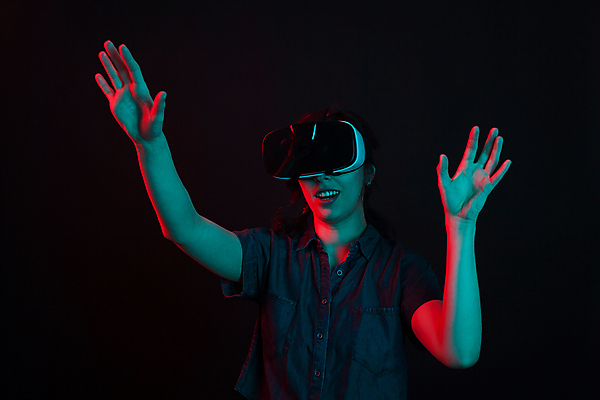 포토 JPG 해외이미지 여자 한명 손짓 상반신 성인 앞모습 손들기 스마트 하이테크 착용 웨어러블 가상현실 성인여자한명만 오큘러스 VR기기 해외포토 1 뷰포인트 컨셉 모션 기술 사람 기계 여자한명만 성인여자만 파일형식 이미지허브