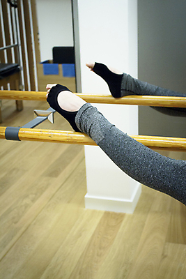 포토 JPG 해외이미지 발 실내 신체부위 반사 발레 연습 걸기 해외포토 모션 사람 내부 춤 파일형식 이미지허브