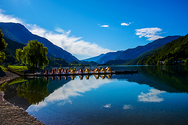 포토 JPG 해외이미지 유럽 문화 호수 여행 백그라운드 자연 하늘 날씨 휴가 산 안테나 파노라마 풍경 사람없음 야외 물 여름 파란색 도시풍경 컬러풀 반사 여행객 마을 침묵 이탈리아 시골 만 보트 재산 어부 휴양지 알프스 포트 타운 파라다이스 해외포토 자연요소 직업 계절 나라 컬러 배_교통 통신 촬영기법 사람 금융 소리 장소 도시 생태계 파일형식 이미지허브