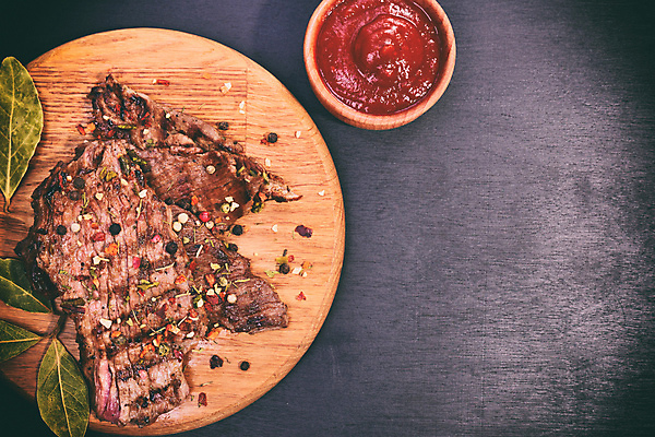 포토 JPG 해외이미지 검은배경 실내 스테이크 사람없음 하이앵글 소고기 향신료 후추 토마토소스 나무도마 나무받침 소스그릇 월계수 카피스페이스 해외포토 그릇 뷰포인트 백그라운드 도마 서양음식 육류 내부 목재 검은색 공백 소스_음식 받침대 향미료 파일형식 이미지허브