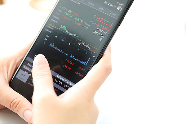 포토 JPG 해외이미지 손 그래프 들기 신체부위 스마트폰 주식 분석 투자 해외포토 컨셉 비즈니스 모션 사람 금융 핸드폰 스마트기기 파일형식 이미지허브