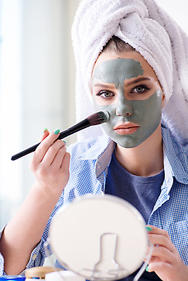 포토 JPG 해외이미지 응시 여자 실내 한명 들기 상반신 성인 수건 거울 붓 집중 피부관리 바르기 팩 성인여자한명만 해외포토 1 시선 컨셉 모션 사람 내부 위생용품 뷰티 화장품 여자한명만 성인여자만 파일형식 이미지허브