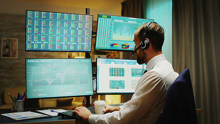 포토 JPG 해외이미지 서양인 남자 그래프 한명 상반신 성인 옆모습 금융 컴퓨터 사무실 모니터 헤드셋 비즈니스맨 주식 투자 성인남자한명만 해외포토 외국인 1 뷰포인트 음향기기 비즈니스 사람 경제 전자제품 헤드폰 직장인 남자한명만 성인남자만 파일형식 이미지허브