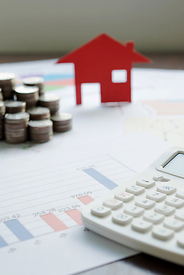 포토 JPG 해외이미지 모델 직업 종이 컨셉 돈 비즈니스 주택 사람 사람없음 금융 경제 쌓기 동전 검은색 저축 계산기 성장 기록 시장 재산 구매 상담원 가격 책상 문서 기회 투자 결제 보험 진행 대출 렌탈 매각 세금 진짜 회계사 해외포토 컬러 가구 모션 문구용품 건물 쇼핑 장비 사무원 파일형식 이미지허브