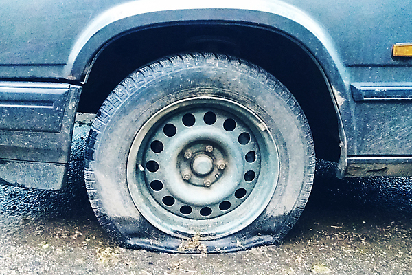 포토 JPG 해외이미지 도로 교통시설 자동차 거리 사람없음 야외 검은색 손상 바퀴 플랫 가장자리 수리 위험 사건 고장 버리기 묘사 서비스 부식 복고 타이어 먼지 고무 파열 구식 깨짐 단절 썩음 옛날 자동 철강 해외포토 길 육상교통 컬러 교통 컨셉 모션 둘레 시설 파일형식 이미지허브