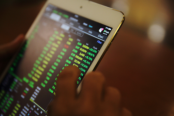 포토 JPG 해외이미지 손 그래프 들기 아웃포커스 신체부위 스마트폰 태블릿 주식 분석 투자 해외포토 컨셉 비즈니스 모션 촬영기법 사람 금융 전자제품 핸드폰 스마트기기 파일형식 이미지허브