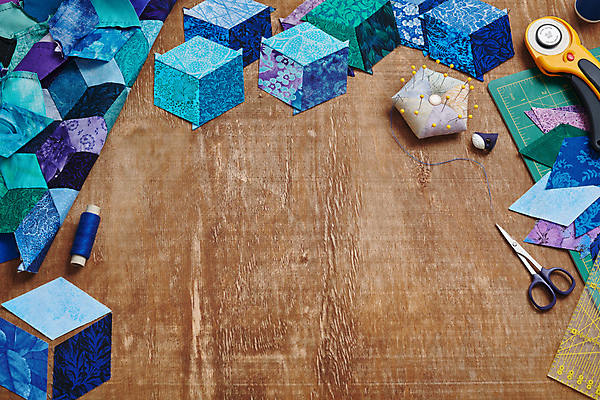 포토 JPG 해외이미지 조각 백그라운드 패턴 장신구 자 취미 사람없음 매트 공구 직물 면 칼날 실 바느질 자르기 큐브 오브젝트 질감 다이아몬드 마름모 실타래 골무 커터 퀼트 핸드메이드 해외포토 도형 무늬 모션 문구용품 도구 보석 파일형식 이미지허브