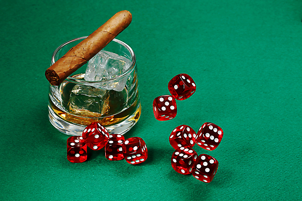 포토 JPG 해외이미지 담배 사람없음 도박 카지노 주사위 포커 양주잔 해외포토 술잔 게임 트럼프 양주 파일형식 이미지허브