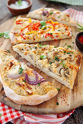 포토 JPG 해외이미지 전통 음식 양파 치즈 사람없음 목재 세로 저녁식사 버섯 시골 맛 굽기 허브 소금 레시피 점심식사 입가심 짠맛 크림치즈 핸드메이드 해외포토 나무 식물 컨셉 채소 재료 유제품 식사 구이 파일형식 이미지허브