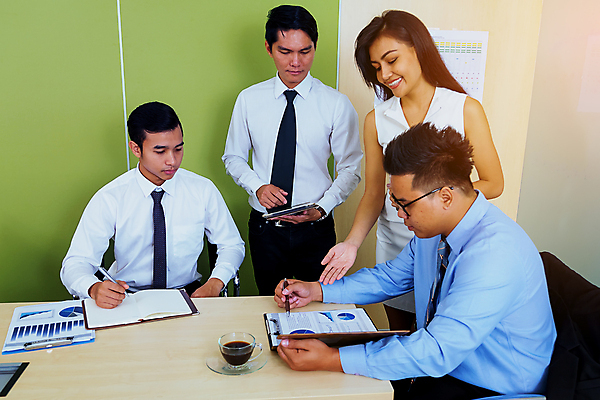 포토 JPG 해외이미지 직업 여자 남자 종이 컨셉 회사 비즈니스 사업가 통신 탁자 성공 협력 직장 설명 사람 여러명 금융 노트북 컴퓨터 사무실 흰색 업무 비즈니스맨 비즈니스우먼 그룹 계획 상담원 토론 책상 분석 동료 보고서 컨설턴트 상담 경영자 문서 투자 경영 프로젝트 해외포토 컬러 가구 다수 관계 모션 경제 전자제품 작업 직장인 사무원 전문직 리더 파일형식 이미지허브