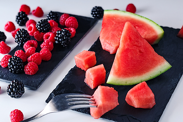 포토 JPG 해외이미지 접시 계절 음식 조각 백그라운드 컨셉 다이어트 과일 디저트 수박 건강 사랑 씨앗 사람없음 빨간색 초록색 물 여름 검은색 흰색 신선 사발 달콤 맛 멜론 자르기 날것 내추럴 고립 석판 숙성 채식주의자 해외포토 자연요소 식물 식기 감정 컬러 모션 사기그릇 채식 파일형식 이미지허브