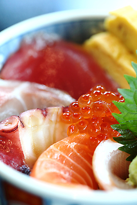 포토 JPG 해외이미지 그릇 실내 근접촬영 사람없음 아웃포커스 덮밥 문어회 연어알 연어회 일본음식 카이센동 해외포토 식기 음식 뷰포인트 촬영기법 내부 알 생선회 회 연어 파일형식 이미지허브