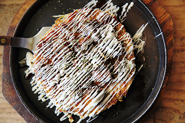 포토 JPG 해외이미지 실내 사람없음 하이앵글 오코노미야끼 일본음식 나무배경 해외포토 음식 뷰포인트 백그라운드 내부 파일형식 이미지허브