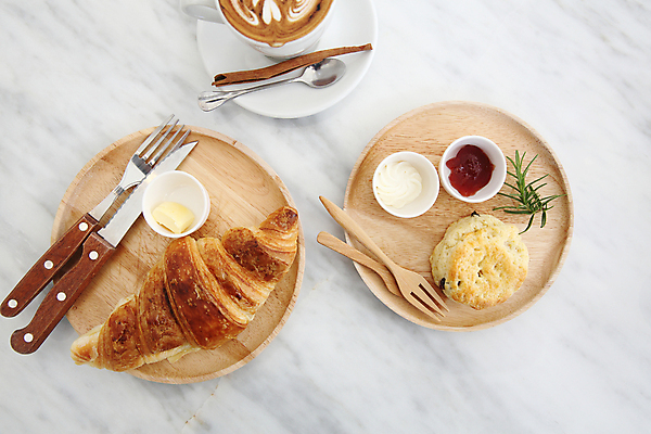 포토 JPG 해외이미지 포크 실내 사람없음 하이앵글 나이프 커피잔 티스푼 잼 크루아상 크림 흰배경 대리석 종지 버터 로즈메리 나무접시 나무포크 라떼 스콘 해외포토 그릇 식기 접시 커피 빵 뷰포인트 백그라운드 재료 잔 내부 숟가락 흰색 소스_음식 칼 허브 파일형식 이미지허브