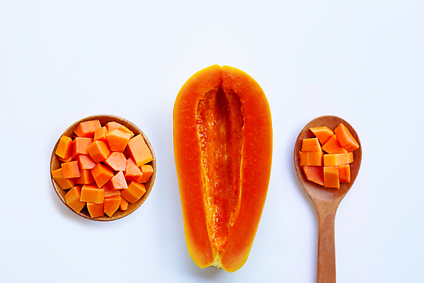 포토 JPG 해외이미지 단면 실내 사람없음 하이앵글 열대과일 흰배경 담기 나무숟가락 과일조각 나무그릇 파파야 해외포토 그릇 뷰포인트 조각 백그라운드 과일 모션 내부 목재 숟가락 흰색 파일형식 이미지허브