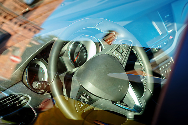 포토 JPG 해외이미지 디자인 컨셉 창문 교통시설 자동차 유리 실내 안전 사람없음 내부 전자제품 빛 반사 금속 맑음 검은색 힘 장비 판넬 바퀴 고급 우아함 플라스틱 가죽 묘사 서비스 기어 계기판 속도계 자동 제어 안락 해외포토 육상교통 컬러 교통 재질 날씨 시설 파일형식 이미지허브