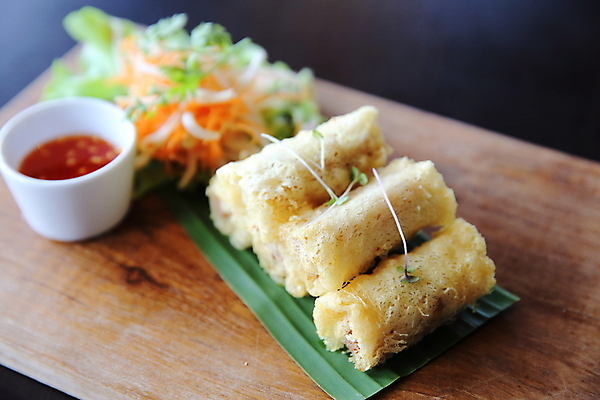 포토 JPG 해외이미지 검은배경 실내 사람없음 샐러드 튀김 롤 종지 나무도마 말이 해외포토 그릇 음식 백그라운드 도마 내부 목재 검은색 파일형식 이미지허브