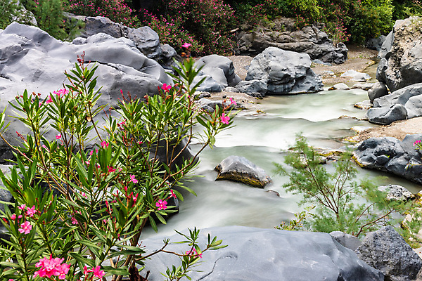 포토 JPG 해외이미지 나무 공원 여행 모션 자연 산 풍경 사람없음 초록색 물 여름 강 환경 골짜기 계곡 이탈리아 폭포 흐름 가을 바위 흰색 개울 지중해 속도 부식 화산 좁은 장노출 용암 내추럴 지질 지질학 터키석 현무암 해외포토 자연요소 식물 계절 공공시설 교육 유럽 바다 컬러 컨셉 촬영기법 돌_바위 보석 생태계 화산암 파일형식 이미지허브