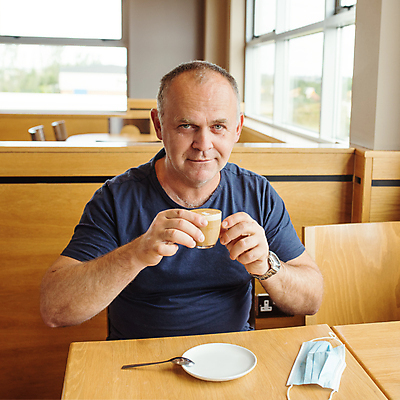 포토 JPG 해외이미지 백인 남자 커피 한명 성인 야외 카페 우유 아침식사 보호 시원함 은퇴 아로마 문제 아메리카노 카푸치노 전염병 해외포토 서양인 1 음료 컨셉 유제품 사람 상점 식사 질병 파일형식 이미지허브