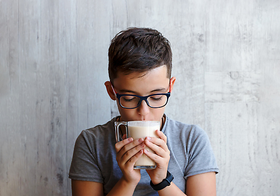 포토 JPG 해외이미지 1 라이프스타일 행복 얼굴 음료 어린이 백그라운드 재료 유리 탁자 건강 한명 사람 소년 목재 컵 뷰티 회색 우유 머그컵 마시기 흰색 시골 신선 잡기 맛 아침식사 상품 유기농 발효 내추럴 단백질 칼슘 해외포토 나무 식기 웰빙 남자 감정 컬러 가구 컨셉 모션 재질 유제품 생활 신체부위 식사 영양소 파일형식 이미지허브