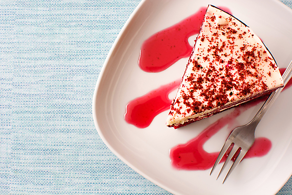 포토 JPG 해외이미지 접시 포크 실내 사람없음 하이앵글 조각케이크 파란배경 시럽 레드벨벳 해외포토 식기 뷰포인트 백그라운드 디저트 내부 파란색 케이크 파일형식 이미지허브