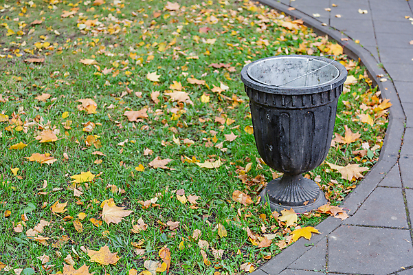 포토 JPG 해외이미지 공원 도로 길 백그라운드 거리 사람없음 야외 초록색 환경 정원 재활용 쓰레기통 도시 던지기 보행로 캔 보호 위생 쓰레기 폐기물 컨테이너 거절 청소 버리기 오브젝트 생태계 낭비 생태학 해외포토 공공시설 교육 산업 컬러 컨셉 교통시설 모션 친환경 파일형식 이미지허브