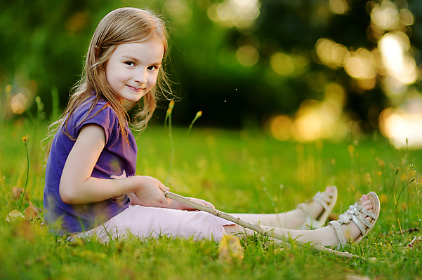 포토 JPG 해외이미지 백인 라이프스타일 공원 딸 행복 얼굴 어린이 백그라운드 밭 가족 자연 놀이 휴식 건강 관리 사랑 한명 웃음 사람 앉기 잔디 야외 초록색 여름 태양 쌓기 정원 맑음 봄 기쁨 흰색 달콤 걸음마 해외포토 자연요소 서양인 식물 1 계절 공공시설 감정 컬러 컨셉 농업 관계 모션 날씨 표정 생활 신체부위 맛 생태계 파일형식 이미지허브