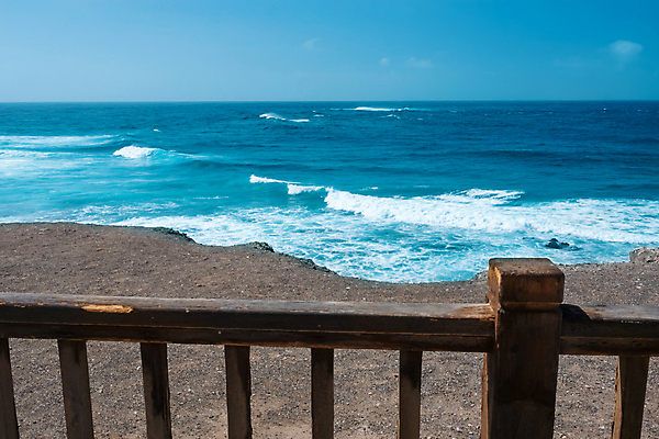 포토 JPG 해외이미지 외관 공원 모래 파도 바다 섬 여행 백그라운드 건축양식 난간 자연 하늘 휴가 휴식 풍경 사람없음 야외 물 여름 파란색 발코니 흰색 옛날 철책 파라다이스 수평선 해외포토 자연요소 계절 공공시설 건축 컬러 컨셉 생태계 파일형식 이미지허브