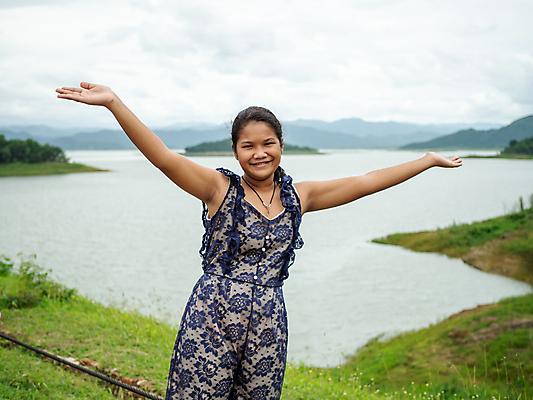 포토 JPG 해외이미지 손 응시 여자 행복 여행 태국 하늘 아침 휴가 휴식 산 한명 서기 미소 사람 동양인 풍경 성인 야외 물 여름 여행객 환경 사진촬영 자유 저수지 숲 댐 내추럴 혼자 성인여자만 해외포토 주간 자연요소 1 시선 계절 공공시설 감정 아시아 컨셉 모션 표정 인종 신체부위 촬영 여자만 성인만 파일형식 이미지허브