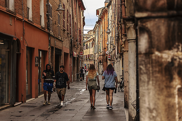 포토 JPG 해외이미지 주간 전신 서양인 여자 남자 유럽풍경 여러명 성인 야외 앞모습 뒷모습 걷기 이탈리아 골목길 성인만 해외포토 자연요소 외국인 유럽 길 뷰포인트 다수 모션 사람 풍경 파일형식 이미지허브
