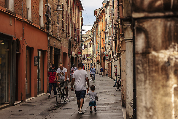 포토 JPG 해외이미지 주간 전신 서양인 남자 어린이 유럽풍경 유럽건축 여러명 성인 야외 건물 앞모습 뒷모습 걷기 손잡기 자전거 이탈리아 골목길 승차 남자만 해외포토 자연요소 외국인 건축물 유럽 길 뷰포인트 다수 서양건축 모션 사람 풍경 바이크 파일형식 이미지허브