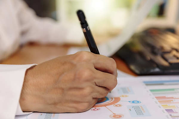 포토 JPG 해외이미지 직업 손 교육 종이 컨셉 비즈니스 통계 그래프 설계 주택 사람 사람없음 금융 경제 컴퓨터 사무실 펜 우주 자료 정보 잡기 작업 직장인 선택 계획 종업원 분석 계약 보고서 문서 투자 바쁨 개발 경영 계좌 세금 세미나 예산 카피스페이스 해외포토 모션 건물 신체부위 전자제품 필기구 공백 파일형식 이미지허브