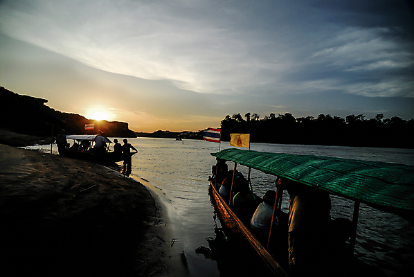 포토 JPG 해외이미지 아시아 여행 오렌지 태국 자연 하늘 산 건조 풍경 사람없음 야외 물 여름 파란색 강 뷰티 반사 여행객 골짜기 계곡 침묵 놀람 흐름 바위 뜨거움 정상 강가 큼 운하 먼지 깊이 메콩강 옛날 인기 강조 해외포토 자연요소 계절 감정 나라 컬러 컨셉 과일 표정 사람 소리 돌_바위 크기 생태계 파일형식 이미지허브