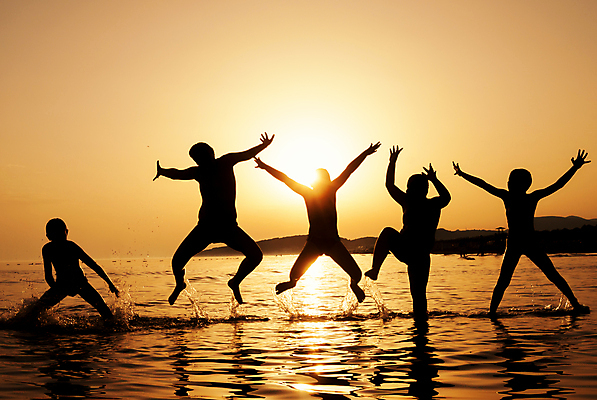 포토 JPG 해외이미지 행복 실루엣 어린이 바다 여행 포즈 휴가 함께함 야외 점프 일몰 우정 저녁 어린이만 해외포토 감정 컨셉 모션 촬영기법 사람 친구 노을 야간 파일형식 이미지허브