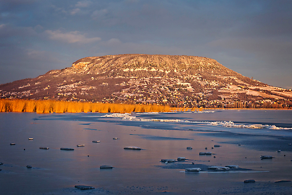 포토 JPG 해외이미지 호수 겨울 자연 하늘 산 갈대 풍경 사람없음 물 파란색 글로벌 햇빛 반사 맑음 냉동 얼음 일몰 블록 거울 추위 흰색 연못 시원함 빙산 지구온난화 덩어리 헝가리 웅장함 해외포토 자연요소 식물 계절 컬러 날씨 태양 노을 생태계 동유럽 기후변화 파일형식 이미지허브