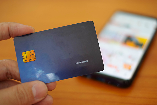 포토 JPG 해외이미지 손 여자 컨셉 돈 인터넷 비즈니스 통신 모바일 주택 사람 사람없음 금융 스마트폰 쇼핑 컴퓨터 우주 상점 자료 잡기 네트워크 신용카드 어플리케이션 구매 연결 무선전화기 무역 보안 상업 전자 결제 온라인쇼핑 온라인 예약 전자상거래 마케팅 해외포토 산업 모션 안전 건물 신체부위 경제 전자제품 핸드폰 스마트기기 재산 전화기 파일형식 이미지허브