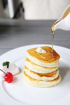 포토 JPG 해외이미지 접시 디저트 실내 사람없음 체리 붓기 달콤 크림 버터 꿀 팬케이크 수플레 시럽컵 해외포토 식기 음식 과일 모션 내부 케이크 맛 파일형식 이미지허브