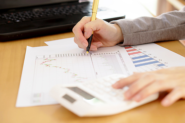 포토 JPG 해외이미지 손 안경 컨셉 비즈니스 성공 그래프 사람 사람없음 금융 노트북 컴퓨터 사무실 공책 자료 계산기 정보 업무 작업실 계획 책상 분석 보고서 문서 파일 투자 이익 시트 회계 경영 계좌 마케팅 예산 프로젝트 경제학 회계사 해외포토 직업 잡화 교육 가구 문구용품 신체부위 경제 전자제품 장비 작업 파일형식 이미지허브