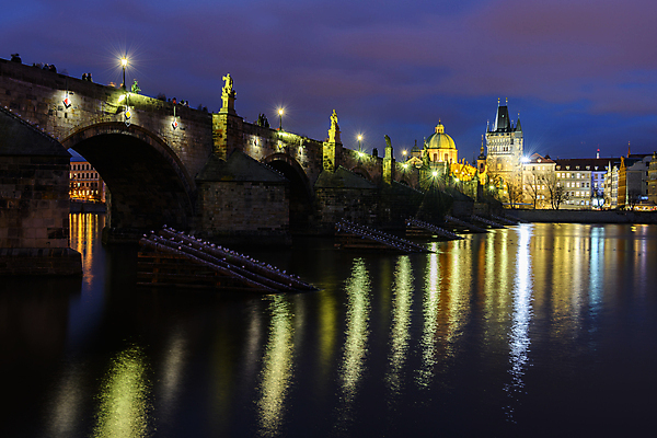 포토 JPG 해외이미지 유럽 여행 하늘 휴가 전등 풍경 사람없음 관광지 강 도시풍경 반사 사진촬영 황혼 활발 도시 역사 도심 야간 소프트포커스 그림 문학 체코 방문 프라하 타운 스카이라인 동유럽 구시가지 해외포토 자연요소 나라 컨셉 조명 촬영기법 촬영 일몰 파일형식 이미지허브