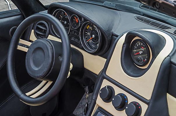 포토 JPG 해외이미지 전통 디자인 시계 교통시설 자동차 실내 손잡이 사람없음 빛 우주 금속 운전 막대기 클래식 고급 닫기 가죽 계산대 손목시계 오픈카 속도 손질 타이머 게이지 계기판 속도계 자동 제어 스타일 해외포토 육상교통 교통 컨셉 장신구 모션 승용차 재질 내부 시설 파일형식 이미지허브