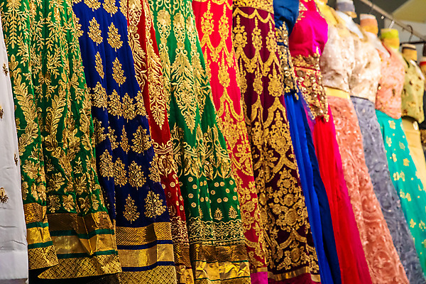 포토 JPG 해외이미지 전통 디자인 드레스 옷 아시아 문화 결혼 창문 동양인 사람없음 쇼핑 치마 컬러풀 유행 판매 세일 상점 금속 기계 젖음 직물 센터 시장 우아함 실크 쇼핑몰 인도인 지역 소매 싱가폴 옛날 해외포토 외국인 나라 컬러 컨셉 재질 하의 인종 이벤트 파일형식 이미지허브