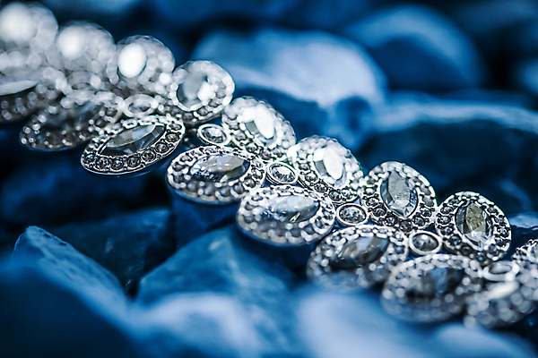 포토 JPG 해외이미지 장신구 팔찌 실내 사람없음 조약돌 화려 우아함 보석 파란배경 다이아몬드 해외포토 백그라운드 컨셉 내부 파란색 돌_바위 광석 파일형식 이미지허브