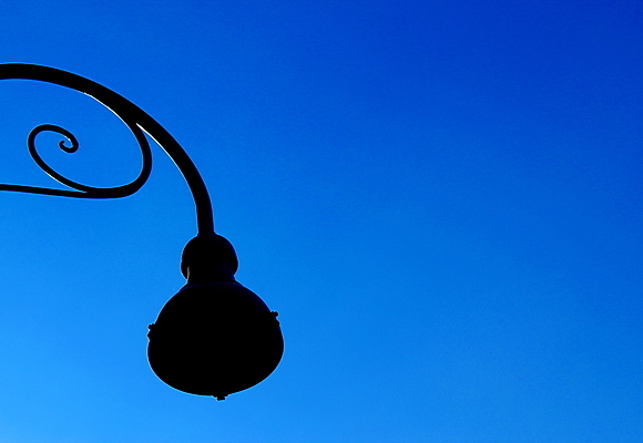 포토 JPG 해외이미지 실루엣 곡선 전구 하늘 미술 사람없음 장식 파란색 빛 금속 검은색 수확 램프 철 고립 해외포토 선 컬러 농업 재질 문화예술 조명 촬영기법 파일형식 이미지허브