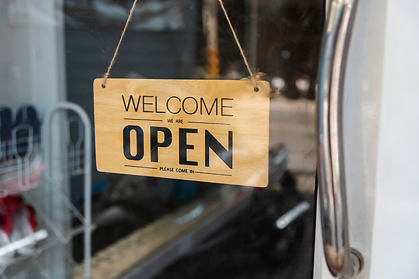 포토 JPG 해외이미지 행복 비즈니스 창문 유리 간판 매달리기 관리 선물 사람 사람없음 목재 문 상점 식당 카페 업무 바 오픈 상품 사인 복고 공지사항 환영 소매 주인 해외포토 나무 감정 재료 모션 재질 작업 파일형식 이미지허브