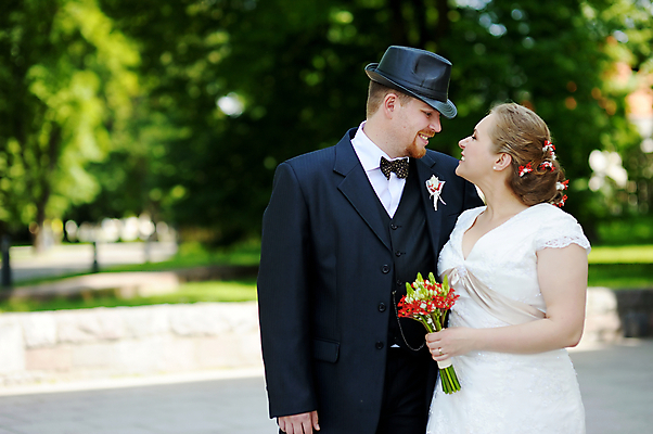포토 JPG 해외이미지 응시 드레스 옷 여자 꽃 행복 문화 얼굴 꽃다발 결혼 2 포옹 결혼식 거리 함께함 관리 사랑 미소 정장 턱시도 성인 야외 두명 가로 컬러풀 뷰티 유행 산책 흰색 잡기 도시 우아함 만족 타운 베일 옛날 천진난만 해외포토 식물 시선 감정 컬러 컨셉 안기 모션 휴식 표정 사람 이벤트 신체부위 파일형식 이미지허브
