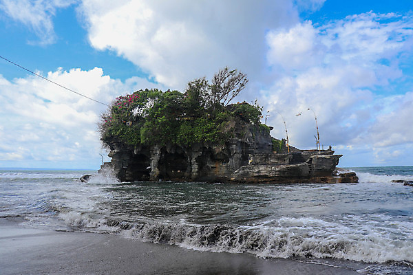 포토 JPG 해외이미지 파도 바다 여행 백그라운드 모션 자연 하늘 날씨 풍경 사람없음 물 여름 파란색 환경 검은색 힘 젖음 바위 신선 사찰 거친 서핑 가장자리 떨어짐 위험 큼 시원함 속도 질감 분무기 폭풍 내추럴 단절 폭풍우 힘찬 스플래쉬 해외포토 자연요소 계절 컬러 컨셉 종교건축 돌_바위 수상스포츠 비_날씨 둘레 크기 자연재해 생태계 파일형식 이미지허브